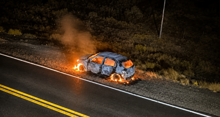 Siniestro en la Línea Sur: un auto se incendió por completo sobre la Ruta Nacional 23