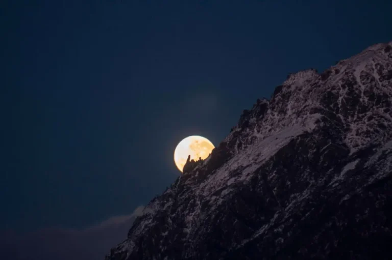 Ecos del solsticio: la impactante postal de la Luna oculta detrás del cerro Catedral