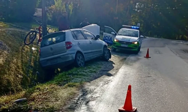 Siniestro vial en el oeste de Bariloche: un auto perdió el control en Península San Pedro y cayó a una zanja