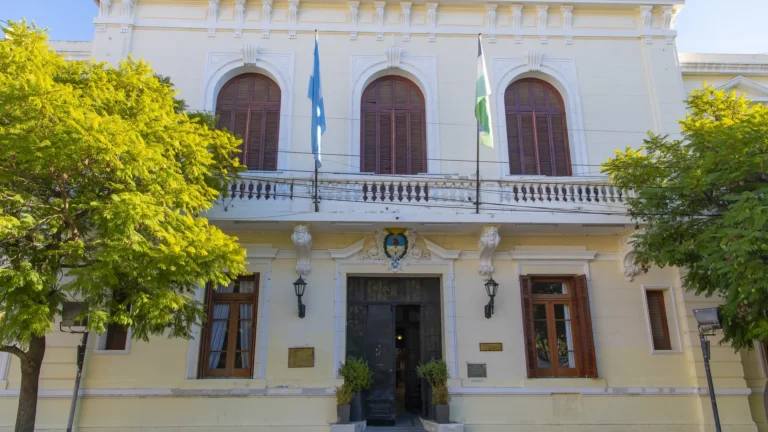 Río Negro pagará sueldos y aguinaldo juntos el viernes 3 de julio con aumento del 4,28%