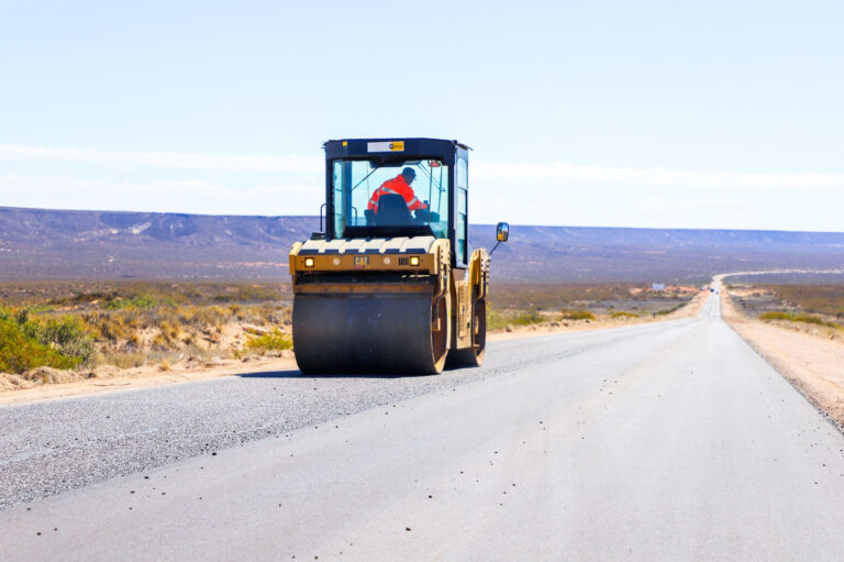 Inyección de U$S 20 millones para blindar el asfalto de las rutas 6 y 8: prometen terminarlas este año