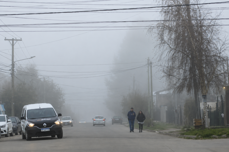 Alerta vial en la región andina: piden máxima precaución al volante debido a una densa capa de niebla en Bariloche
