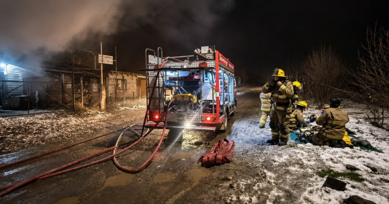 Un incendio consumió por completo una vivienda de madera en el barrio Nahuel Hue de Bariloche