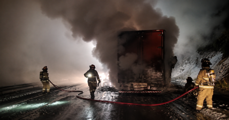 Un camión sufrió un voraz incendio en la Ruta 237 y la pérdida de la carga fue total