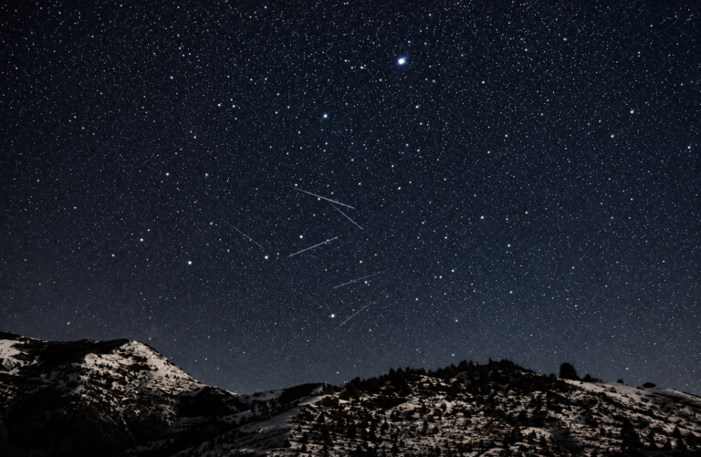El misterio detrás de las extrañas luces que alertaron a Bariloche y la Línea Sur: aseguran que se trató de satélites