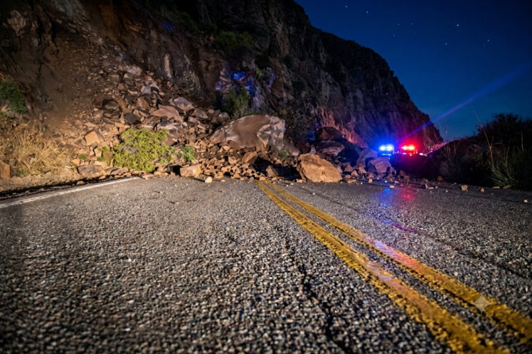 Se interrumpió el tránsito en la Ruta 40 por un desprendimiento de rocas en el tramo de Siete Lagos