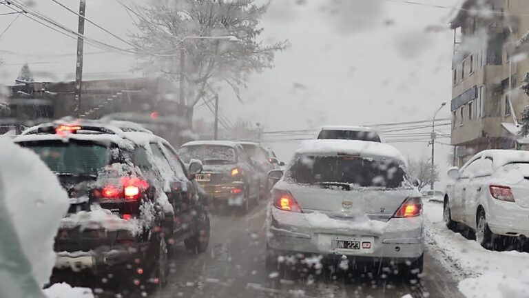Bariloche amaneció entre lluvias y aguanieve, con sectores donde ya se acumula nieve sobre la calzada