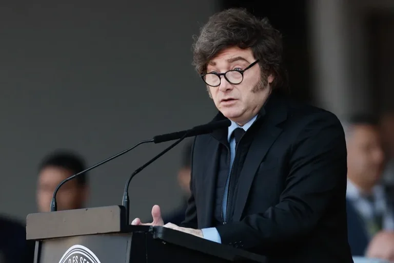 El Gobierno modificó la Ley de Migraciones para expulsar a extranjeros que inciten a la violencia contra la Argentina