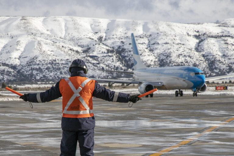 Con hasta 35 vuelos diarios y 85% de ocupación, Bariloche consolida una temporada invernal récord
