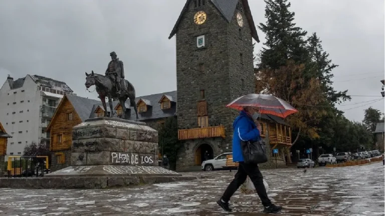 Riguroso frente frío en Bariloche: el Servicio Meteorológico Nacional emitió alertas por intensas lluvias, ráfagas de viento y nevadas