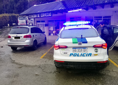 Operativo en Bariloche: recuperaron un auto robado en Cipolletti y detuvieron a dos ciudadanos chilenos