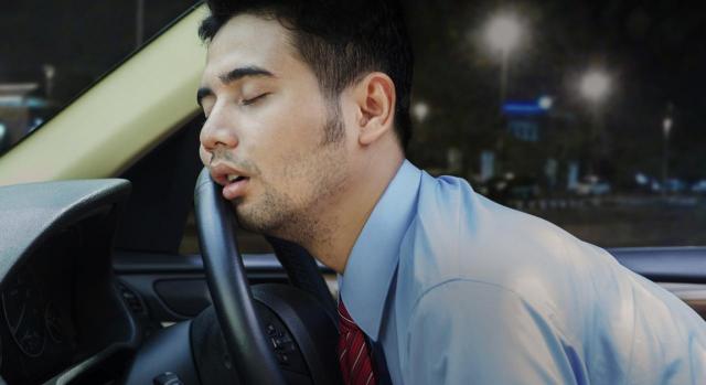 Peligro al volante en Bariloche: encontraron a un conductor dormido en medio de la calle con un elevado nivel de alcoholemia