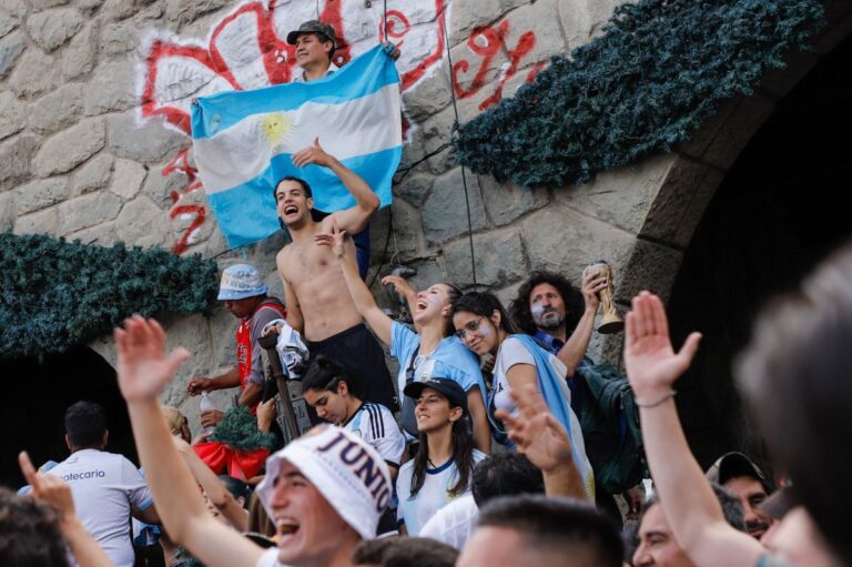 Operativo de seguridad en Bariloche: restringen la venta de alcohol y cortan el tránsito en el centro por el partido de la Selección