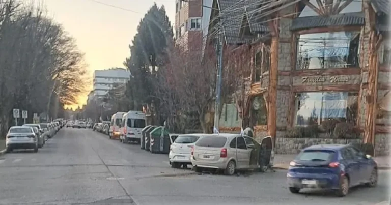 Dos autos chocaron en una transitada esquina del centro de Bariloche