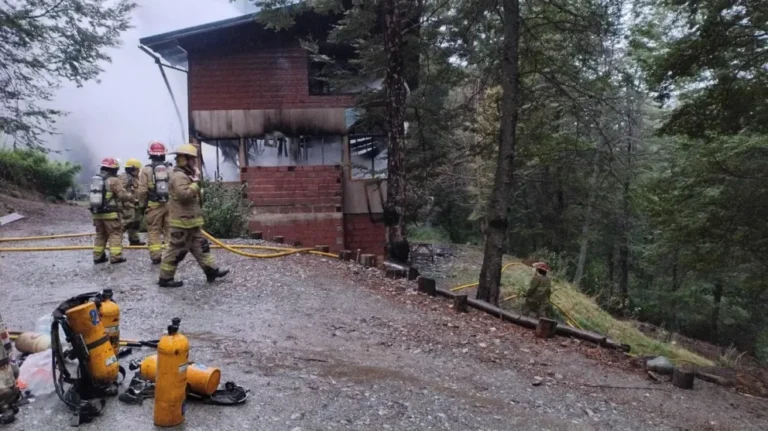 Un voraz incendio destruyó una vivienda en el oeste de Bariloche y provocó pérdidas totales