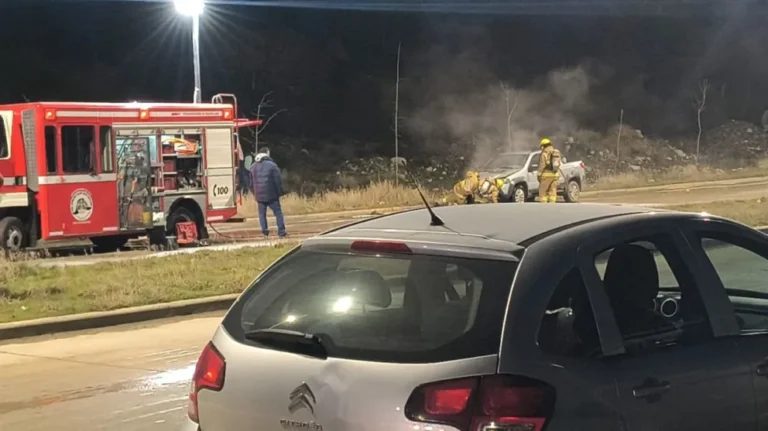 Una camioneta se incendió en el acceso este de Bariloche y demandó un urgente operativo de bomberos