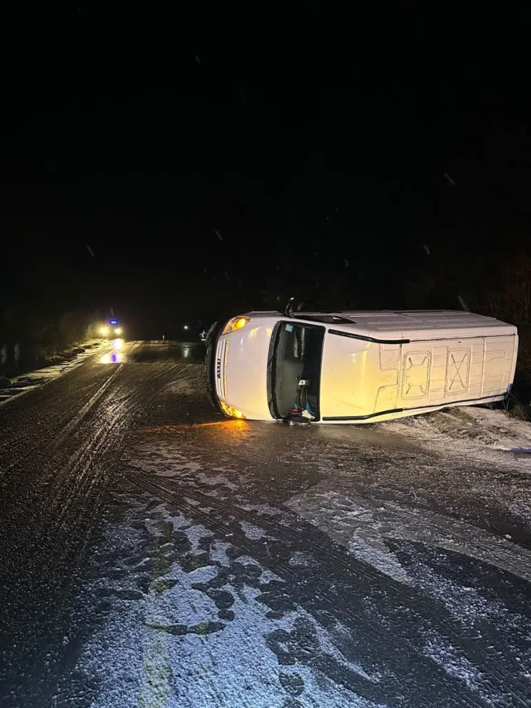 Una camioneta volcó en la zona de Lago Gutiérrez tras despistarse por las condiciones de la calzada