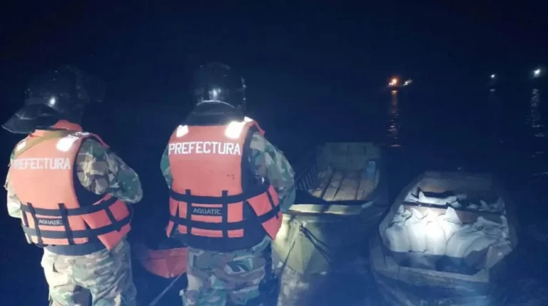 El rescate nocturno de una mujer en las heladas aguas del lago Nahuel Huapi movilizó a Prefectura