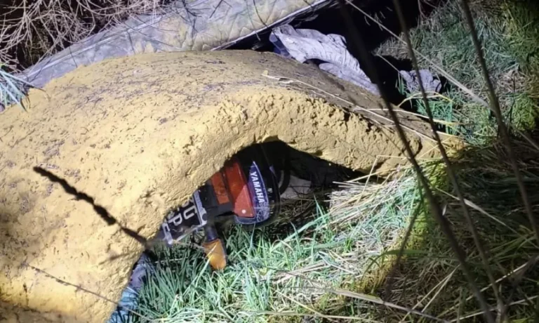 Golpe al robo de vehículos en Bariloche: la Policía recuperó una moto escondida en un descampado