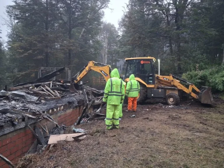 Tragedia en Bariloche: el Municipio demolió una vivienda con peligro de derrumbe en el barrio Don Bosco tras un devastador incendio