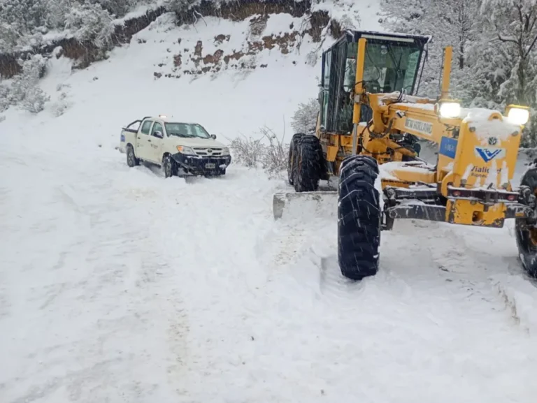 La acumulación de nieve e hielo complica el tránsito en la Región Sur y Vialidad mantiene la obligatoriedad de cadenas