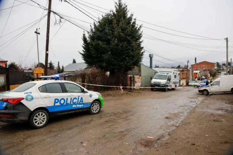 Prórrogan la prisión preventiva para el policía imputado por el femicidio de su pareja en Bariloche