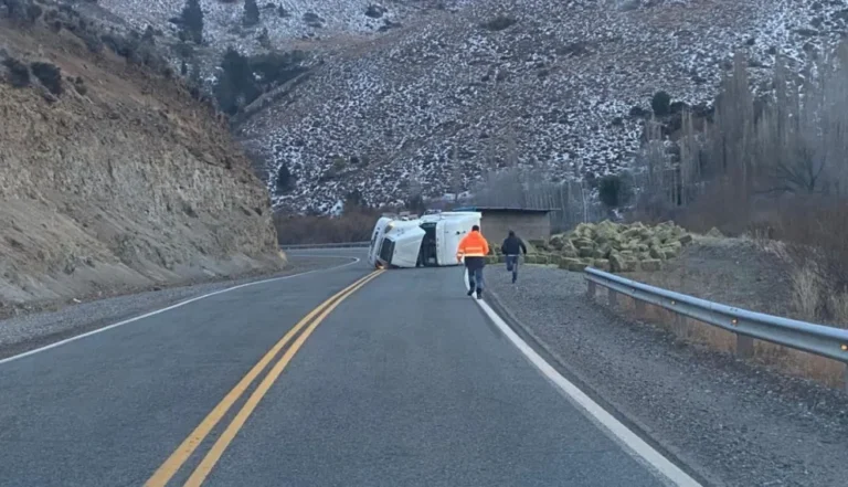 Un camión volcó en la Ruta 237 a la altura de Villa Llanquín y el tránsito se encuentra parcialmente reducido