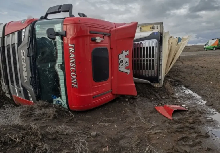 Vuelco de un camión en la ruta 23 genera demoras en el tránsito hacia Bariloche