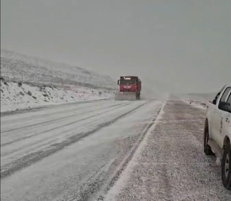 Ola polar en la Patagonia: Vialidad Nacional exige extrema precaución por la presencia de hielo en las rutas de la región