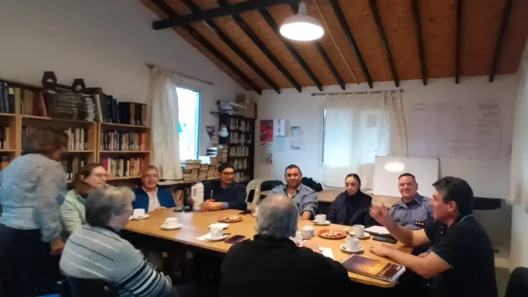 La Policía de Río Negro y vecinos de Bariloche coordinan acciones de seguridad en los barrios del oeste y del este