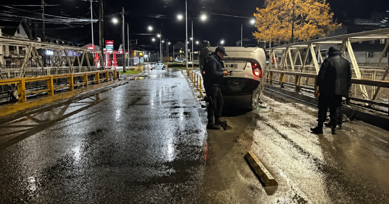 Vuelco en el puente del Ñireco: un auto perdió el control y el conductor se negó al test de alcoholemia
