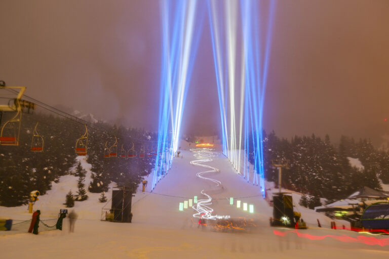 Bariloche desplegó la Fiesta Nacional de la Nieve con ocupación hotelera récord y la tradicional Bajada de Antorchas