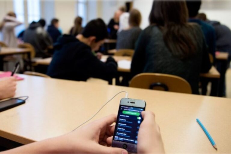 La Legislatura rionegrina sancionó por unanimidad la ley que regula el uso de celulares e Inteligencia Artificial en las escuelas