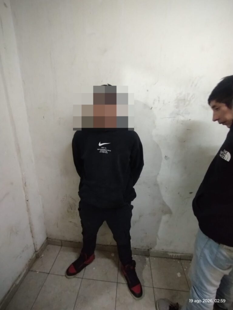 Atrapan a dos hombres que trasladaban un portón robado