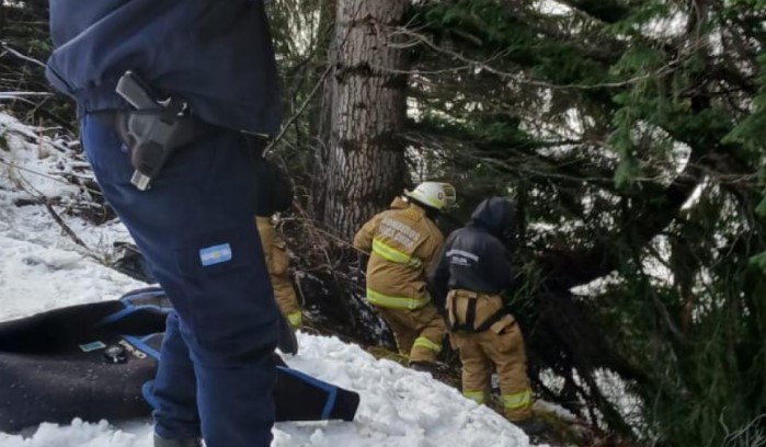 Tragedia en Bariloche: murió una nena de 3 años tras desbarrancar un auto en avenida Bustillo
