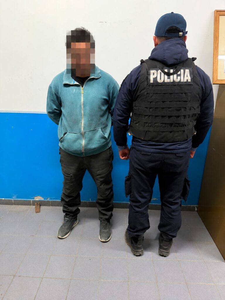 Detienen en la Avenida Bustillo a un ladrón con tobillera electrónica tras sustraer una cartera