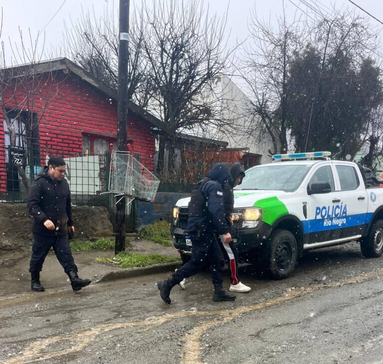 La Policía secuestró un arma de fuego y detuvo a un hombre por amenazar a una adolescente