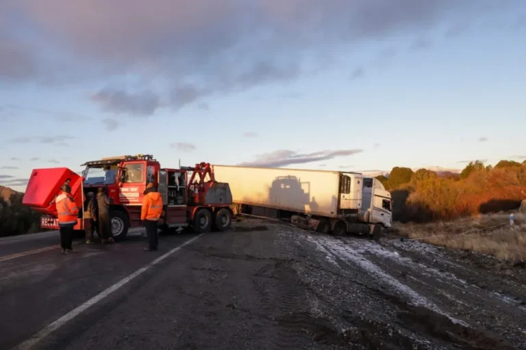 Un camión perdió parte de su carga en la Ruta 40 y los cajones impactaron contra una camioneta: responsabilizaron al conductor