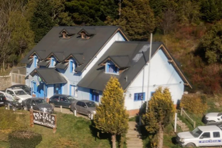 Intento de fuga y violencia en una comisaría de Bariloche: un detenido atacó a golpes a un policía