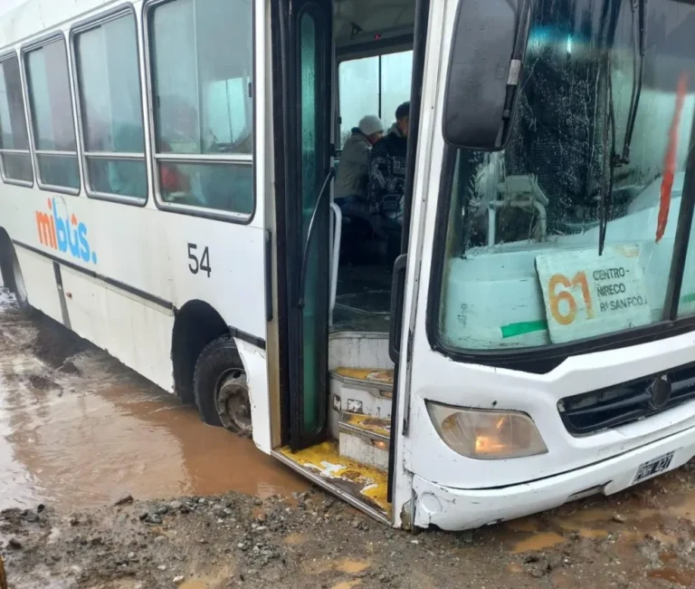 Un colectivo de transporte urbano quedó atascado en un pozo durante el temporal de lluvia en Bariloche