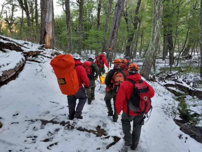 Tras el rescate de un refugiero en el Cerro Tronador, cuestionan los protocolos de seguridad de la concesión a cargo de Andrés Lamunière