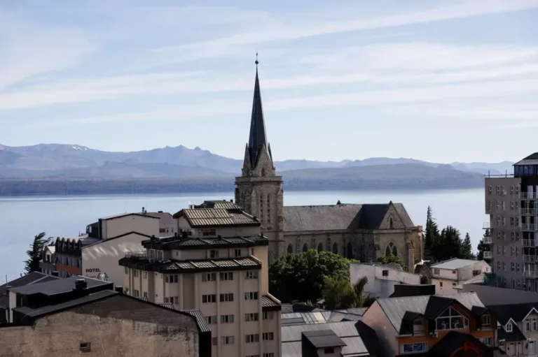 Inviernos en la cordillera: Bariloche inicia una semana dominada por las nevadas, el viento y temperaturas bajo cero