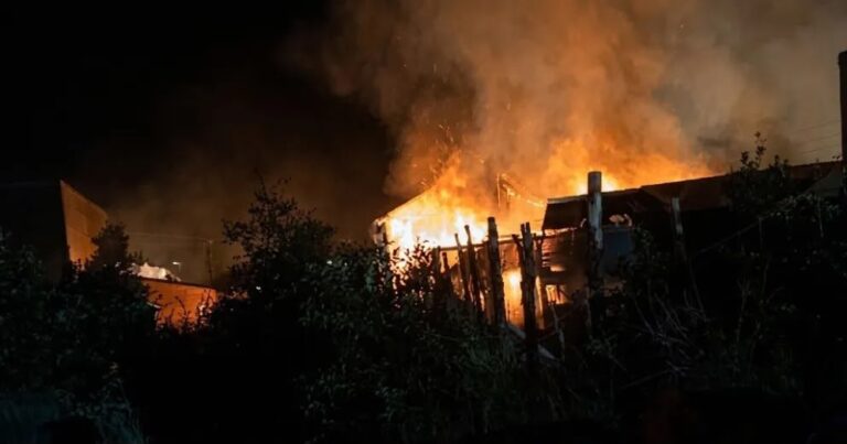 Incendio en Valle Azul: una vivienda quedó destruida y otra resultó afectada
