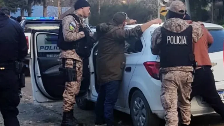 Secuestraron un auto con pedido de captura en Bariloche y hallaron inhibidores, pasamontañas y armas