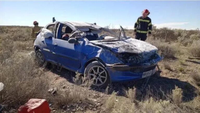 Impactante vuelco en la Ruta 237: un auto dio al menos cuatro tumbos