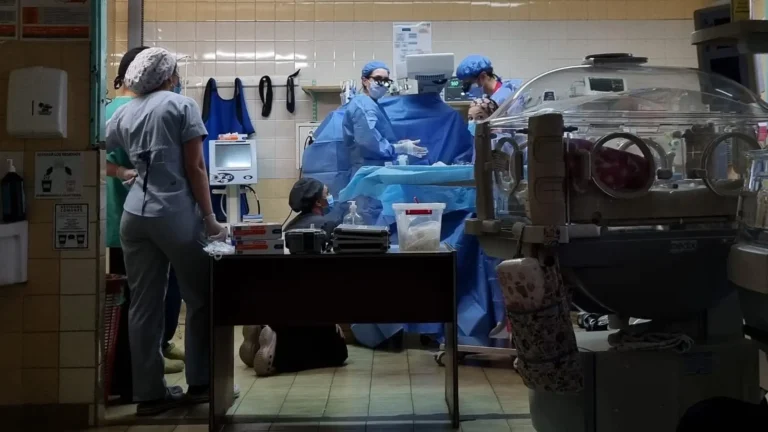 Realizan con éxito una cirugía cardiovascular de alta complejidad a una beba prematura en el Hospital Zonal de Bariloche
