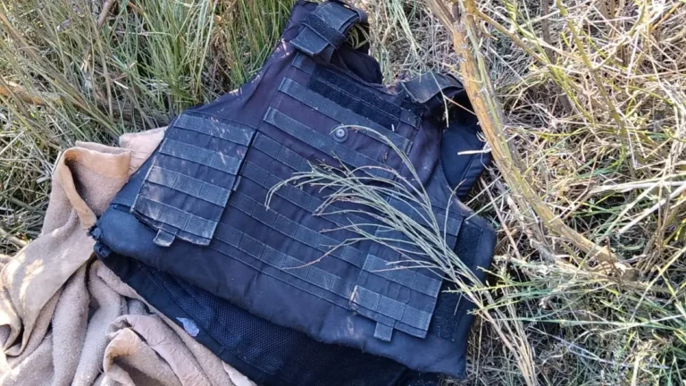Un allanamiento por hurto en Bariloche derivó en el hallazgo de un chaleco antibalas sustraído y una imputación por encubrimiento