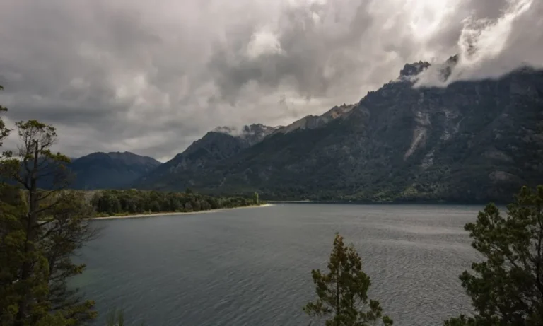 Anticipan un brusco cambio de tiempo en Bariloche con tardes templadas, ráfagas intensas y probabilidad de nieve