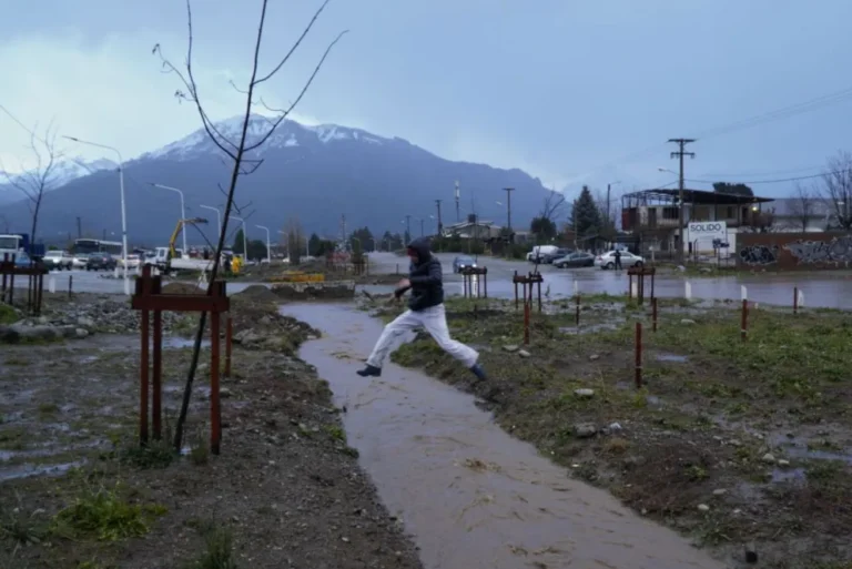 Alerta amarilla en Bariloche: ráfagas de casi 80 km/h, lluvias incesantes y la posibilidad de nieve hacia el fin de semana