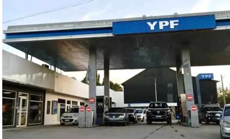 Maniobra fallida en una estación de servicio: pidió llenar el tanque de su camioneta 4×4, escapó sin pagar y terminó detenido